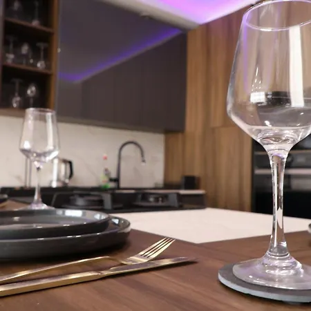 Solea - 2br Penthouse With Rooftop Jacuzzi & Bbq 아파트 *